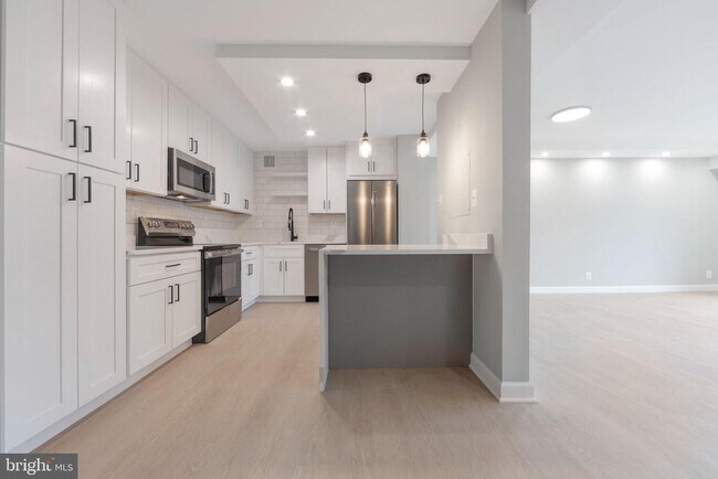 Building Photo - 205 Yoakum Pkwy