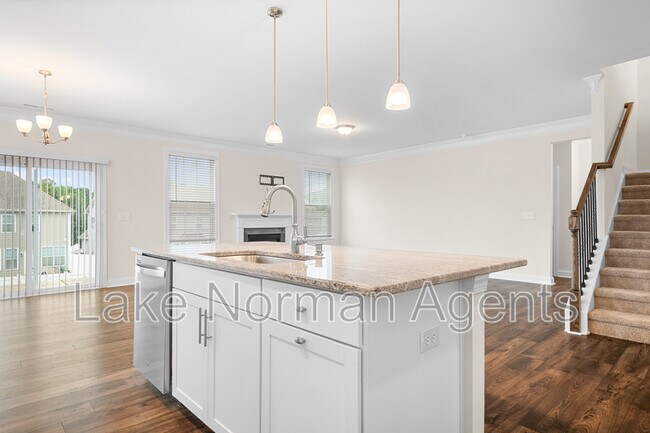 Building Photo - 196 Longleaf Dr