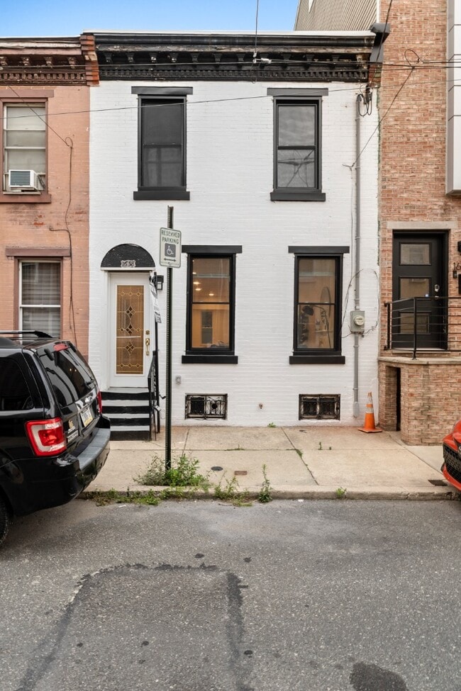 Building Photo - 1638 Latona St