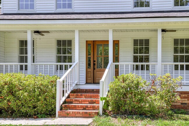 Building Photo - 3 bedroom, 2.5 bathroom home on a large co...