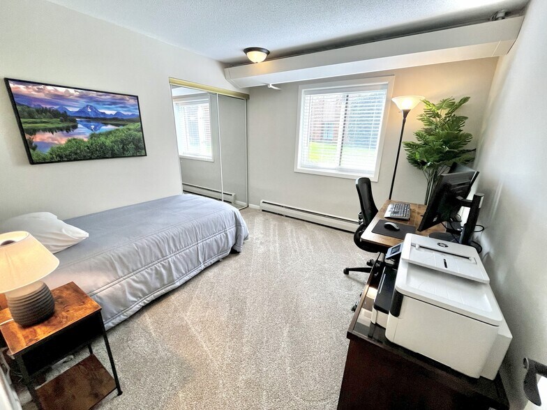 Second bedroom / workspace - 5420 Three Points Blvd