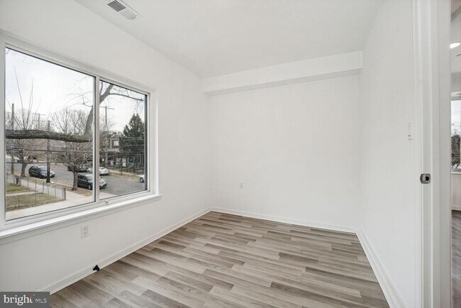 Building Photo - 1642 16th St SE