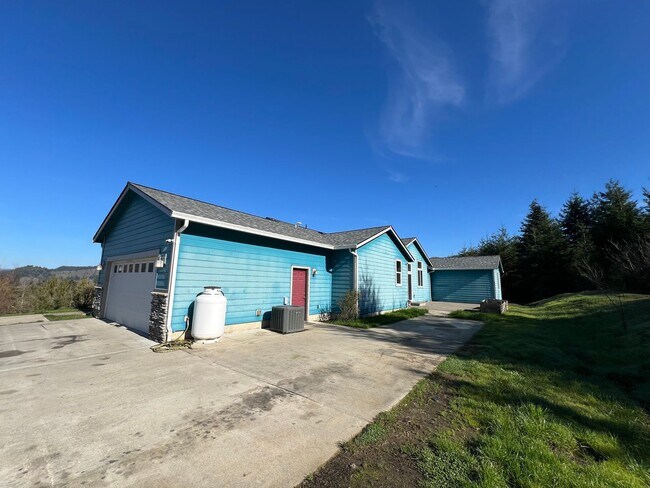 Building Photo - Beautiful Hilltop Country Home with Stunning Views