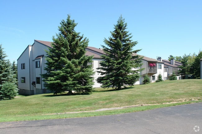 Building Photo - 10 Village Dr