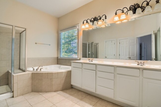 Building Photo - 4 Bedroom single family home in Chapel Hill