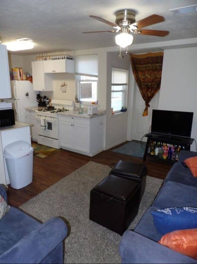 Building Photo - 1918 Jane St