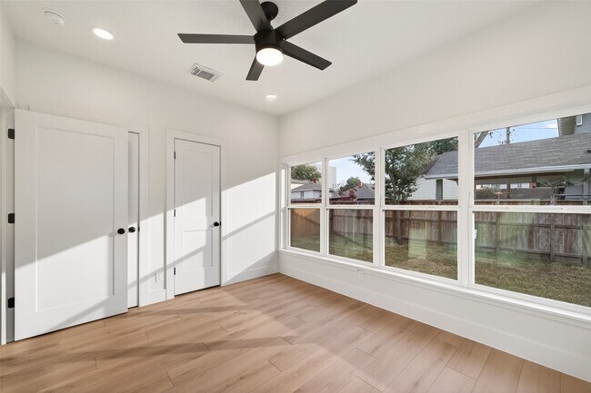 Building Photo - 4413 Roseland St