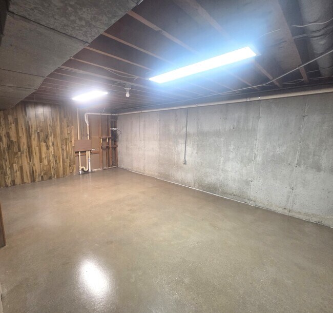 Building Photo - 2065 S Wellington Ave