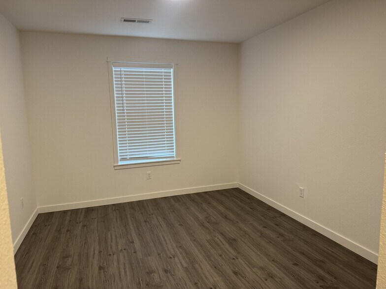 Building Photo - 4925 42nd Ln SE