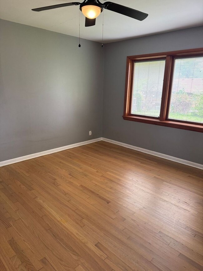 Building Photo - 3 Bedroom 2 Bath