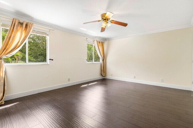 Building Photo - 1325 Camellia Cir