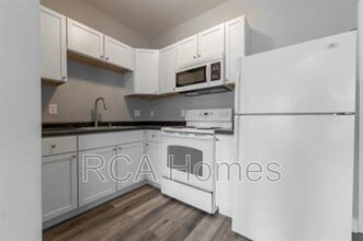 Building Photo - 2831 N Kenwood Ave