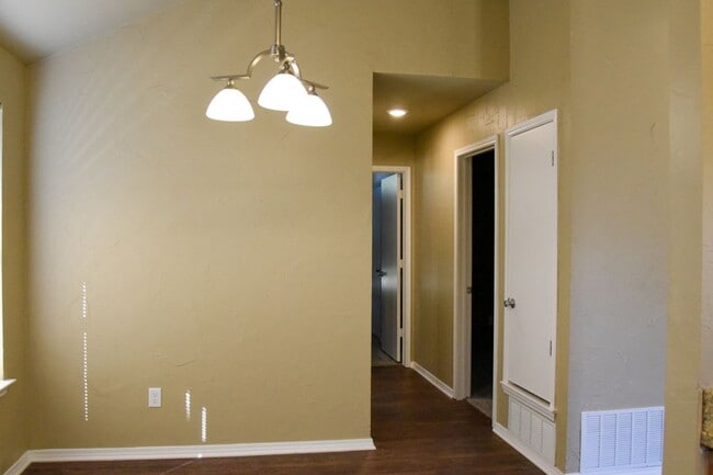 Building Photo - Great 3 Bedroom 2 Bath Roanoke