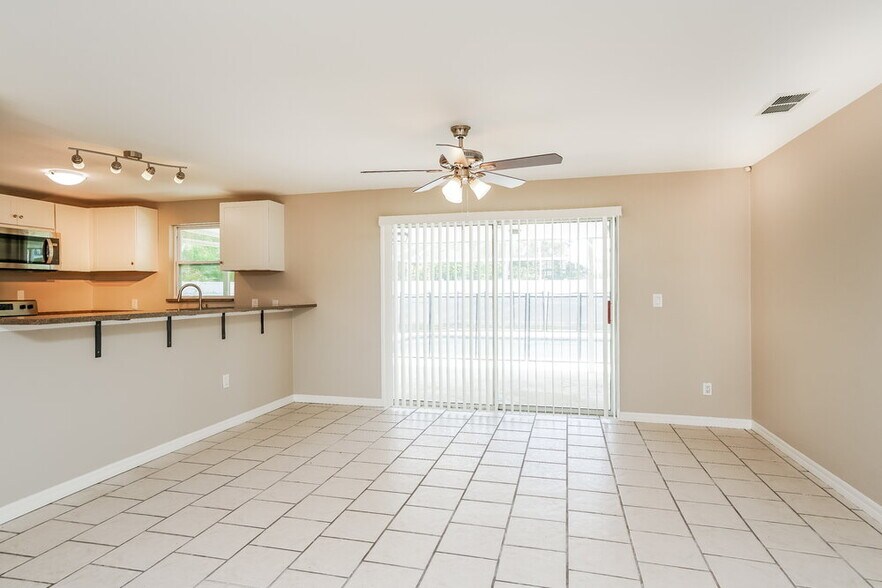 Building Photo - 749 SW 5th Terrace