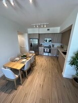 Building Photo - 670 W 77th St