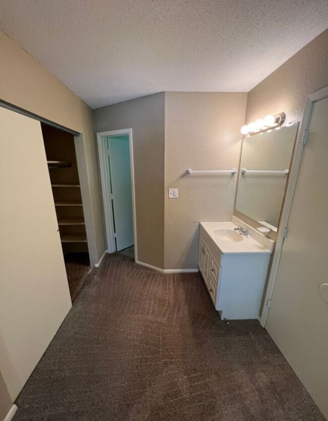 Building Photo - Spacious Split Level Duplex in Lee’s Summit!