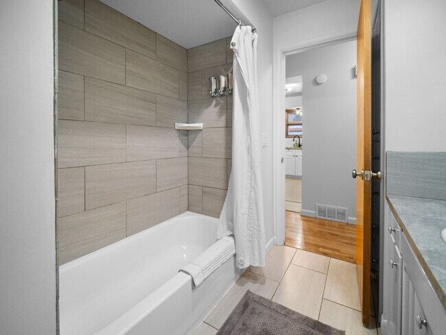 Building Photo - Beautiful FULLY FURNISHED TWO BEDROOM DUPLEX!