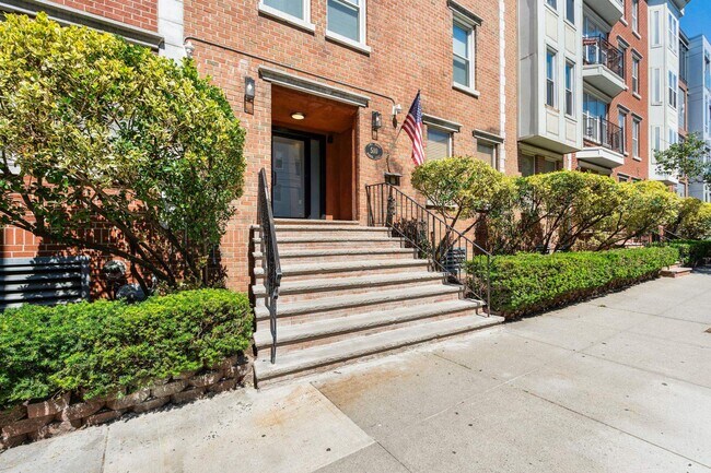 Building Photo - 510 Monroe St