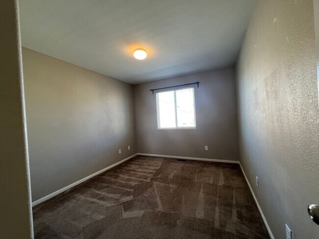 Building Photo - Beautiful 3 Bdrm, 2.5 bath Home in quiet neighborhood