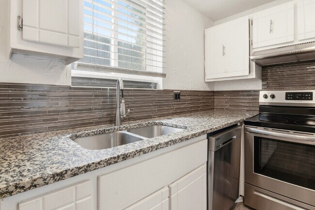 Building Photo - $1,520.95 - 2 bed, 1 bath updated ground floor Condo in Lakewood with In Unit Laundry