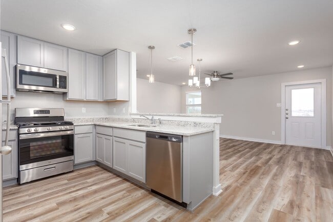 Building Photo - Move-In Ready 3BR with Private Yard & Modern Upgrades – Won’t Last!