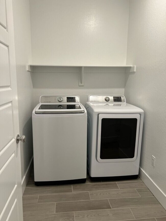 Building Photo - Beautiful Newer 3 Bedrooms 2.5 Baths Home with SOLAR!!!