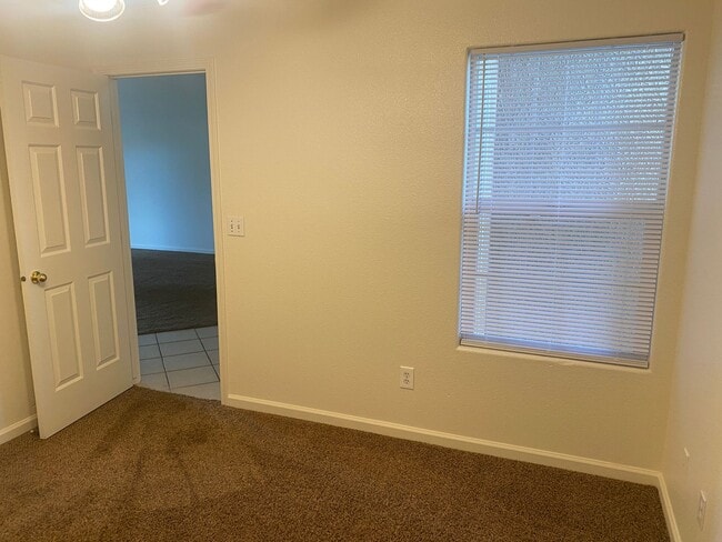 Building Photo - 4 bedroom 2 bathroom house in SE Visalia!