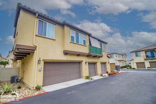 Building Photo - Stunning 3Bdm 2.5Ba Townhome in the Montec...