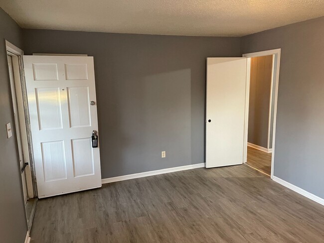 Building Photo - Renovated 3 Bed / 1 Bath Brick Ranch in Ea...