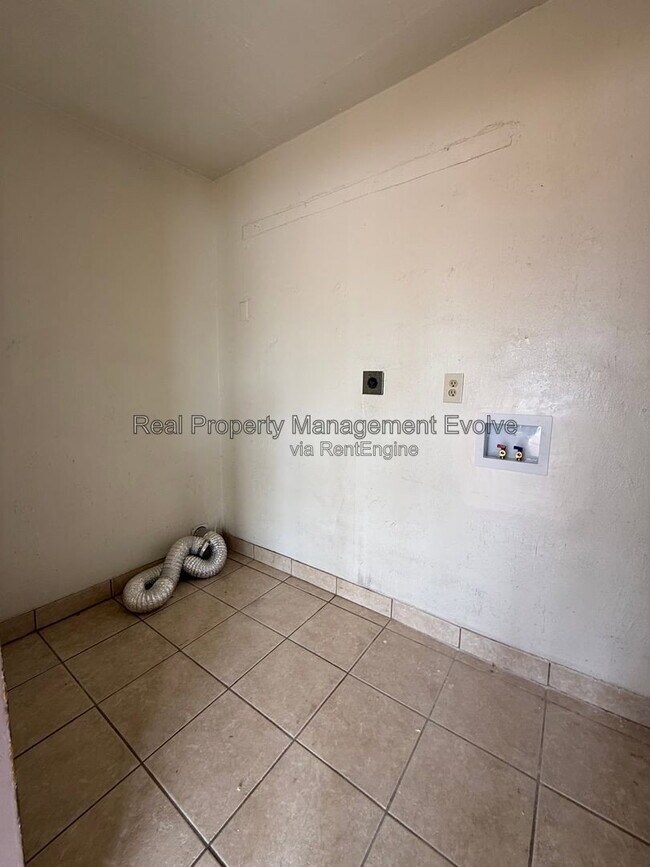 Building Photo - 513 E Wickieup Ln
