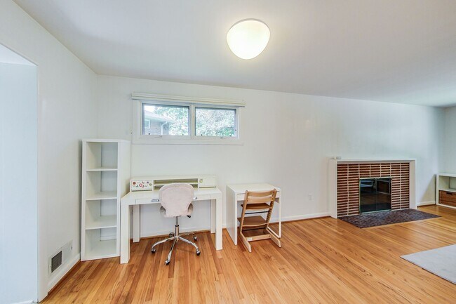 Building Photo - 3 bedroom/2 bath Light Filled Home Located in a Quiet Cul-de-Sac