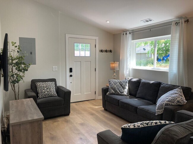 Building Photo - Christiansburg, 2 BR / 1 BA, Available for...