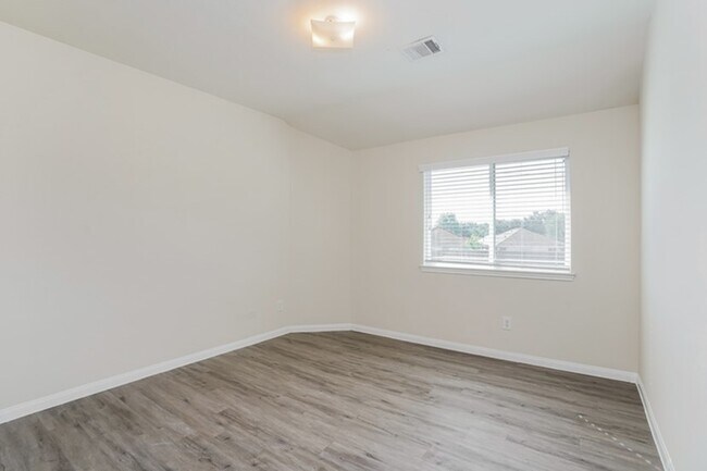 Building Photo - 6223 Brenwood Cir
