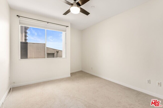 Building Photo - 171 N Church Ln