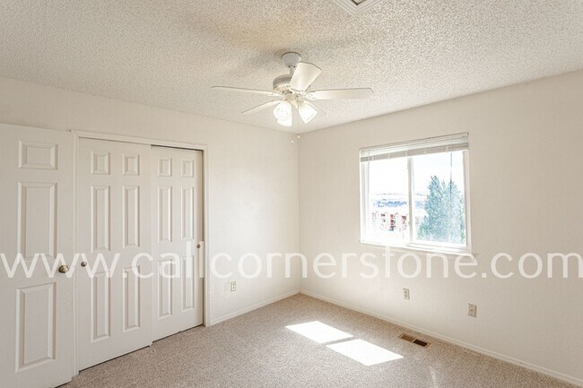 Building Photo - 940 Royal Crown Ln
