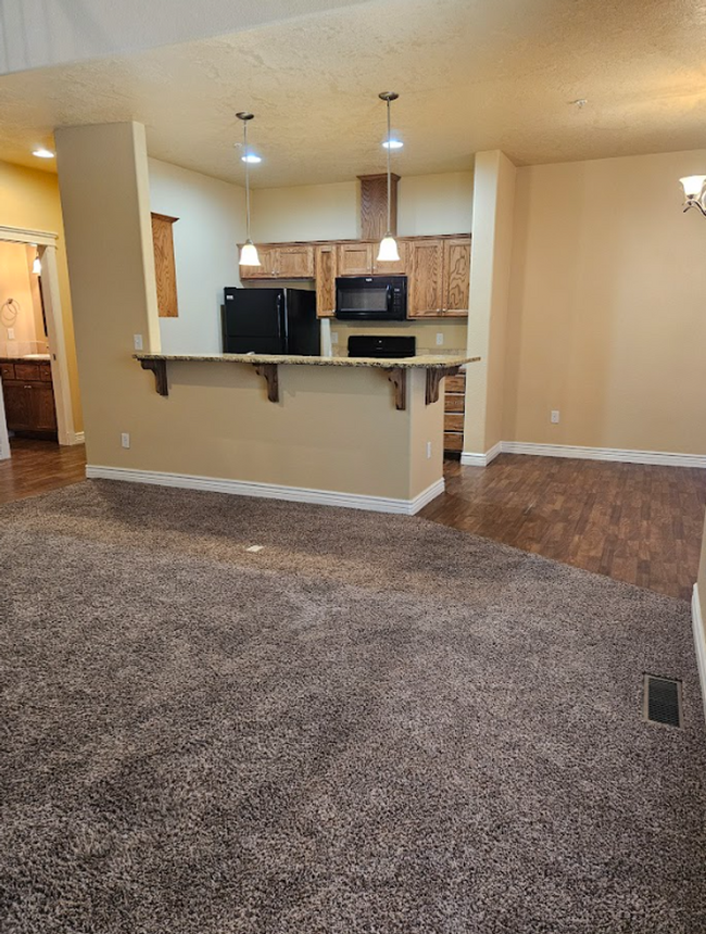 Building Photo - Centrally located 3bed/2.5bath townhome w/...