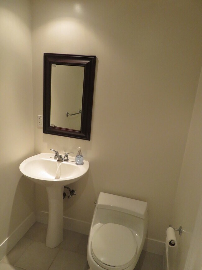 Building Photo - 932 Brantwood Ave