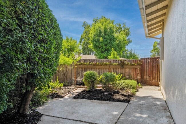Building Photo - 701 Duke Cir