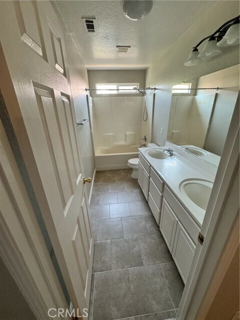 Building Photo - 38422 Clearbrook Dr