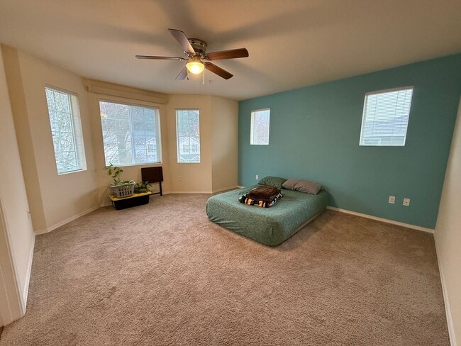 Building Photo - 3 Bedroom DuPont Condo for Rent