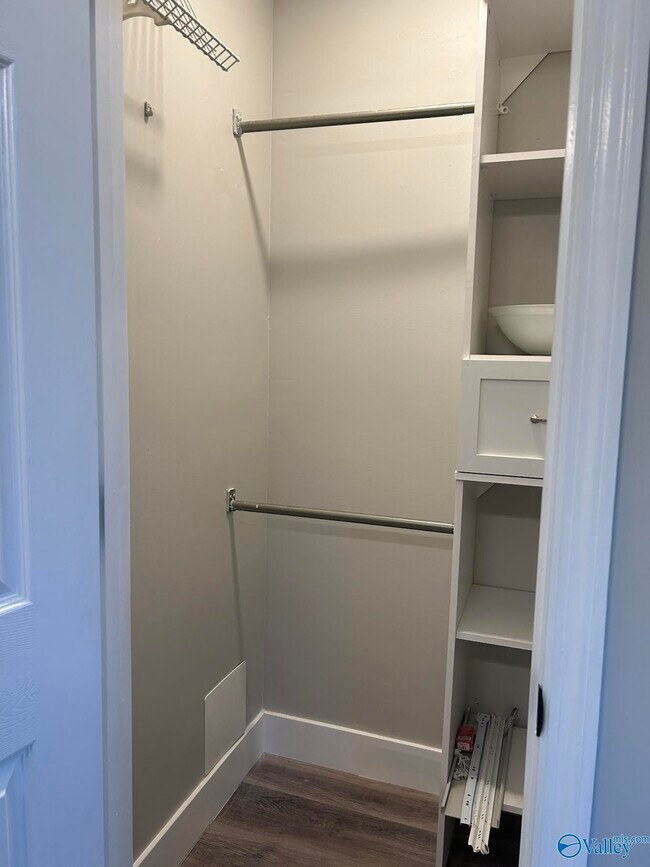 Building Photo - 2012 Fairway Hills Dr