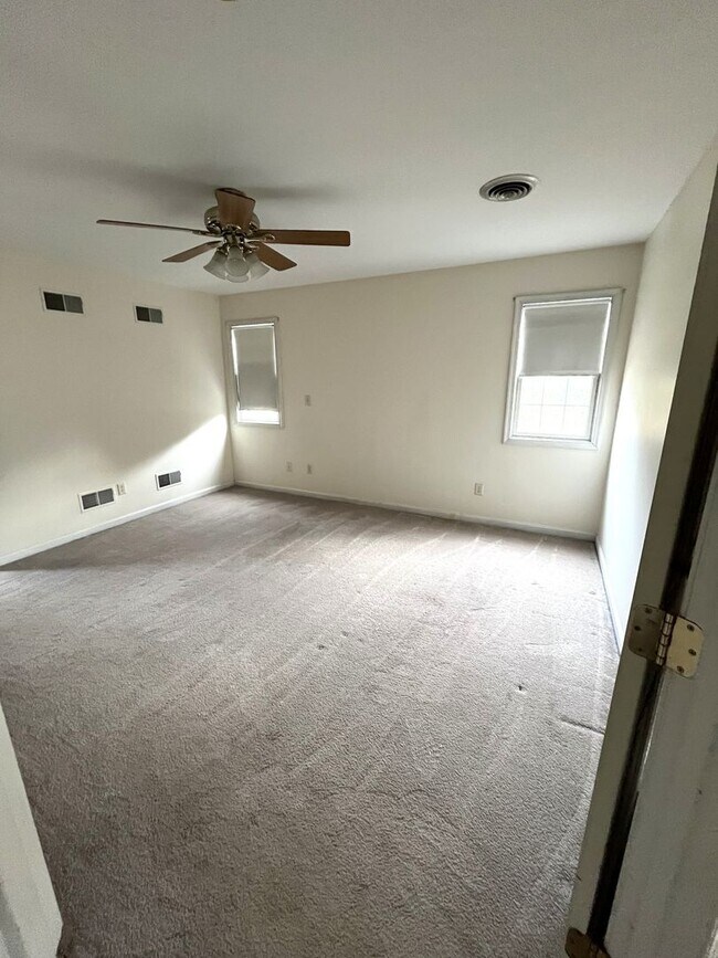 Building Photo - 152 Lantern Ln