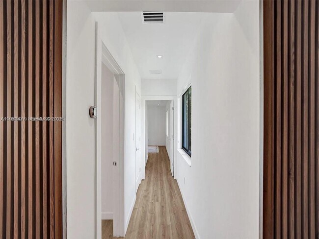 Building Photo - 5705 SW 60th Ave