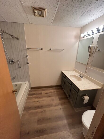 Building Photo - 222 E Lawrence Ave