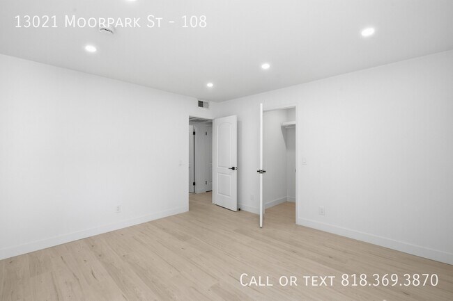 Building Photo - 13021 Moorpark St