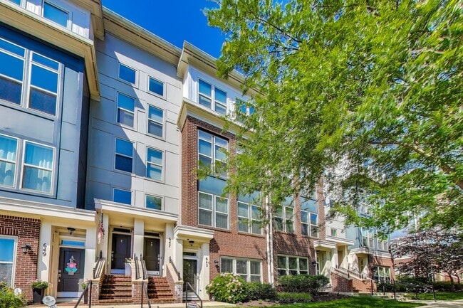 Building Photo - Elegant 3 bedroom, 2.5 bath townhome in Crown Farm