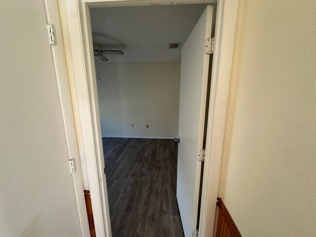 Building Photo - Spacious 4-Bed Pool Home in Gulf Gate East - Available Now!
