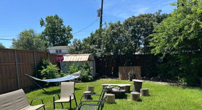 Building Photo - Walk to Campus from This Spacious 3BR/2BA Home