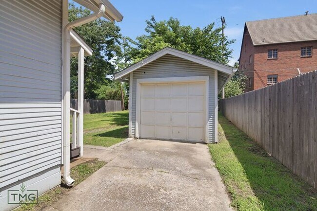 Building Photo - Classic Charm With All New Amenities 3/2 House!