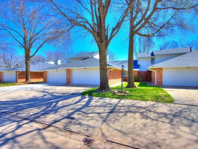 Building Photo - Beautiful 3bed/2bath Townhome Available in...